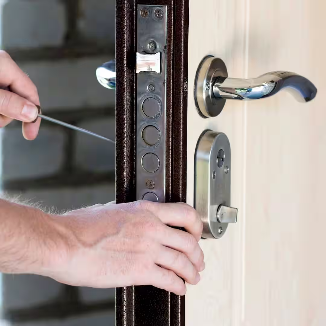 Egy ajtószerelő panel ajtó felújítás közben Nagykállóen