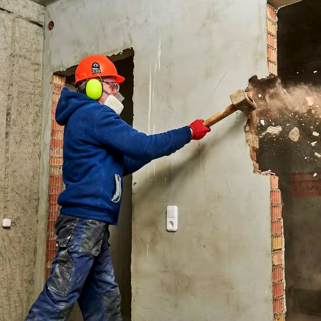 Egy bontó panel válaszfal bontás közben Nagykállóen
