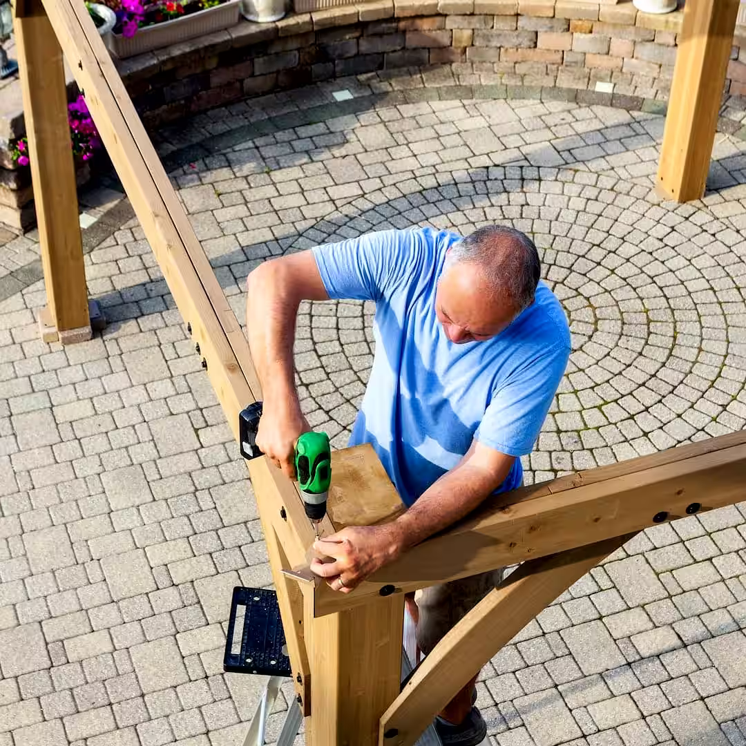 Egy építő pergola építés közben Szigetszentmiklósen
