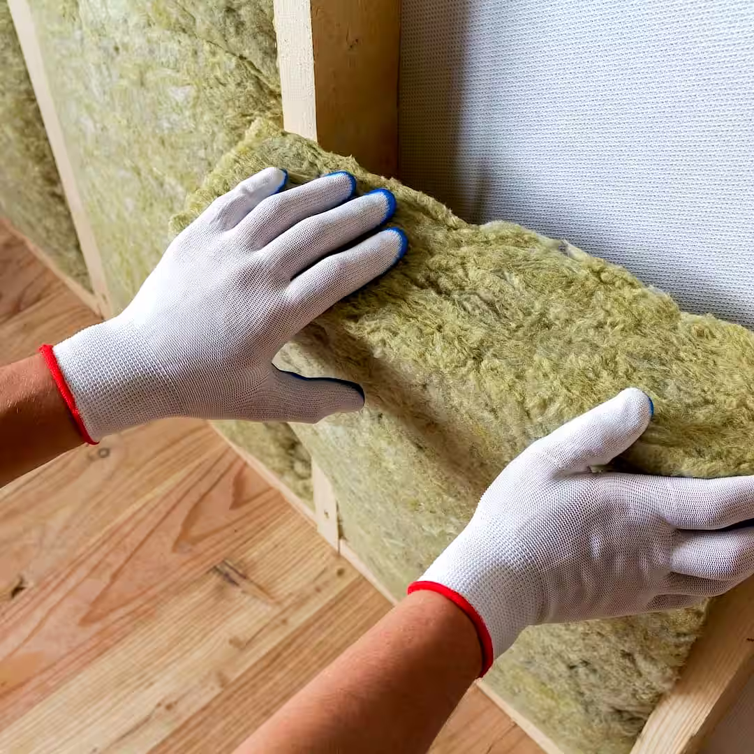 Egy hőszigetelő pir hőszigetelés közben Szigetszentmiklósen