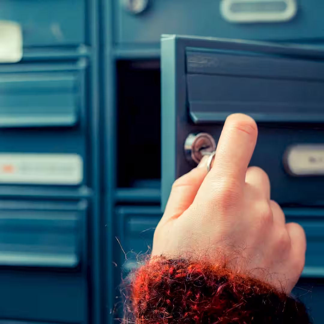 Egy lakatos postaláda zárcsere közben Szigetszentmiklósen