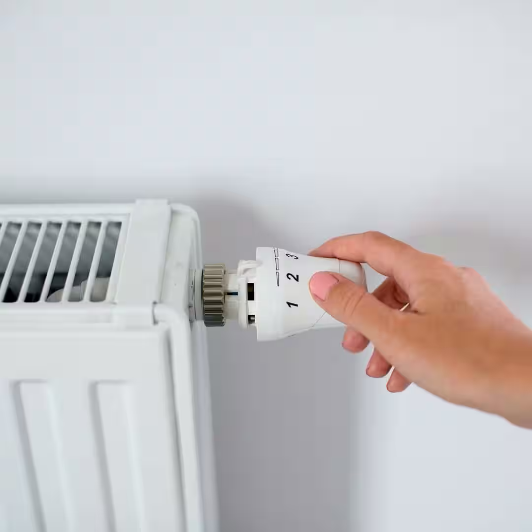 Egy fűtésszerelő szakember, radiátor légtelenítés közben Hajdúsámsonban
