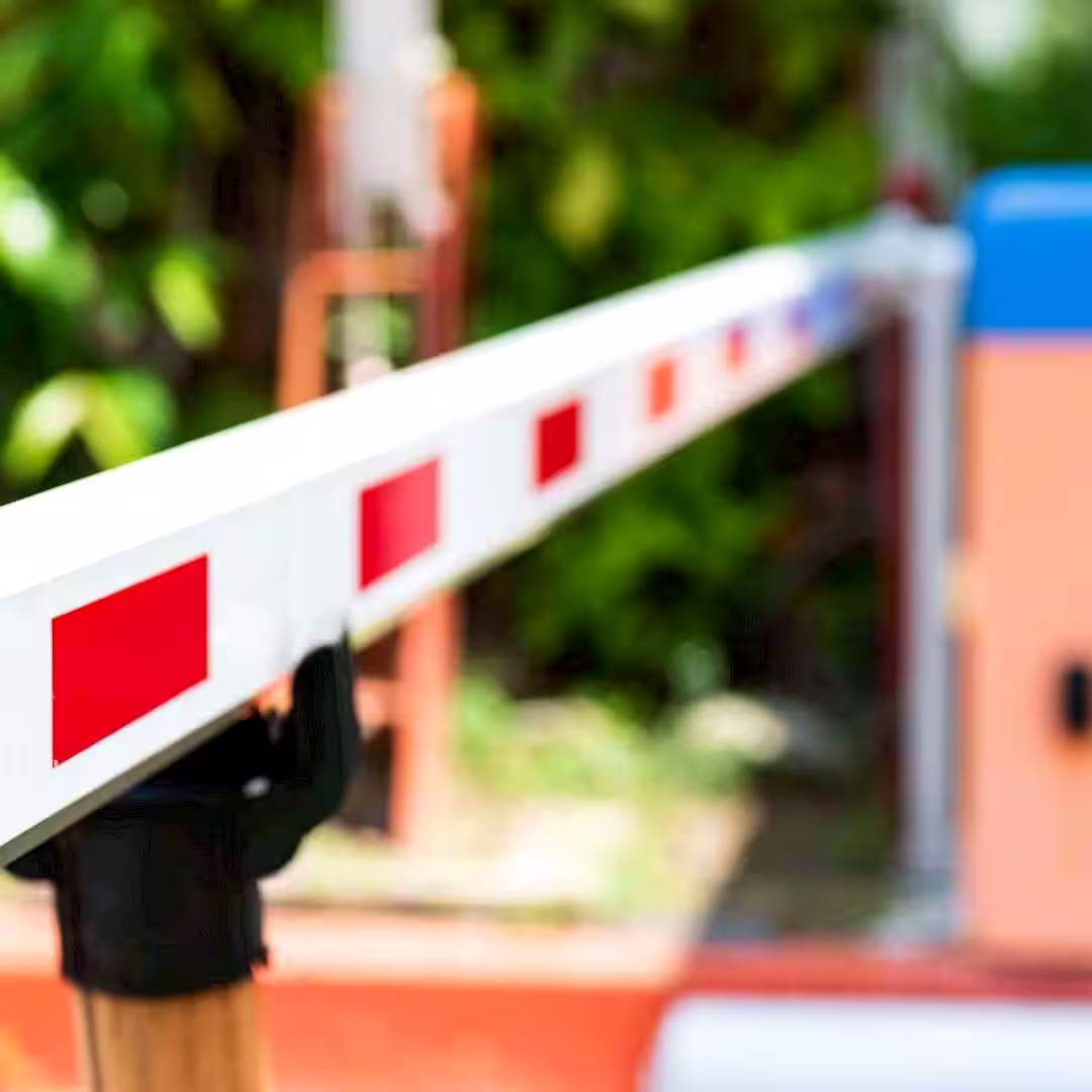 Egy sorompótelepítő sorompó telepítés közben Kiskunfélegyházan