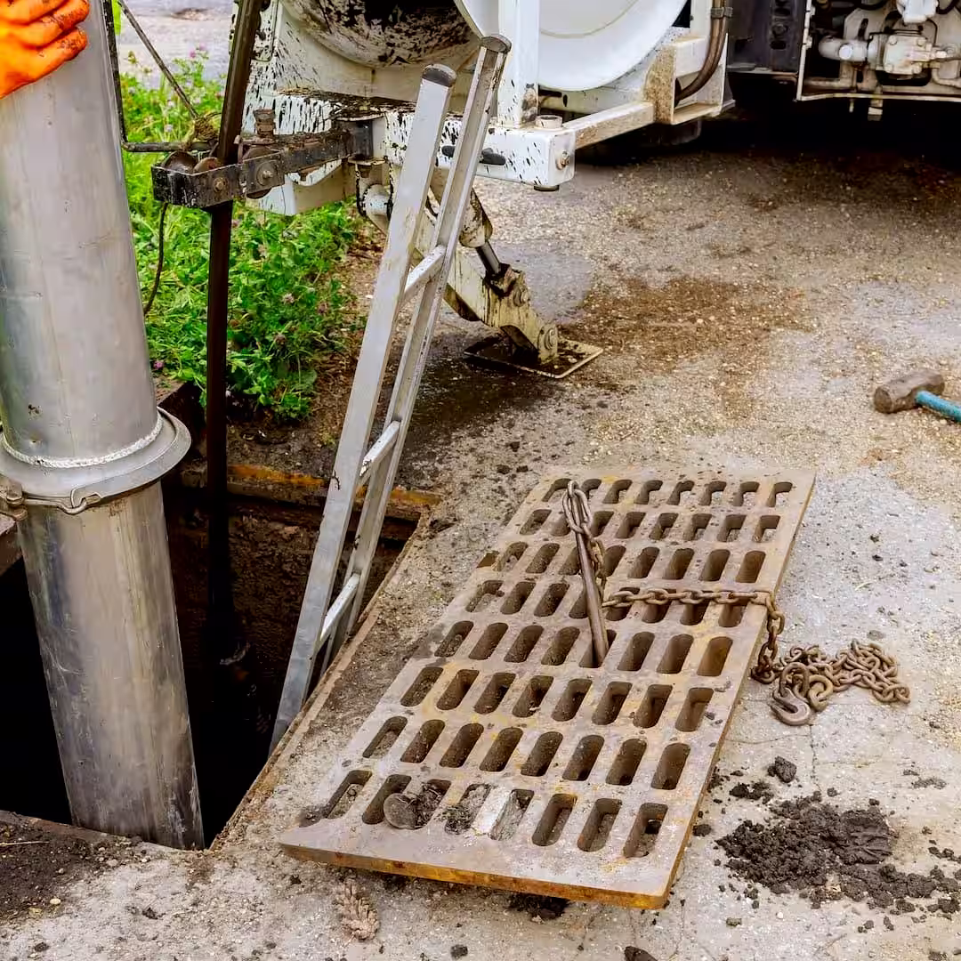 Egy szakember, aki végzi a szennyvízcsatorna kiépítését, szennyvízcsatorna kiépítése közben Bonyhádon