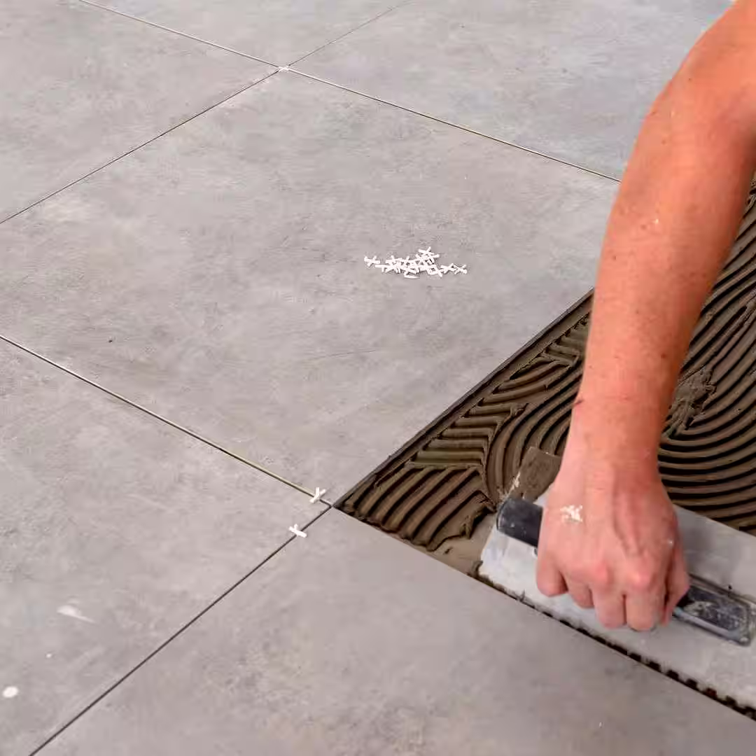 Egy burkoló térkövezés közben Csongrádon