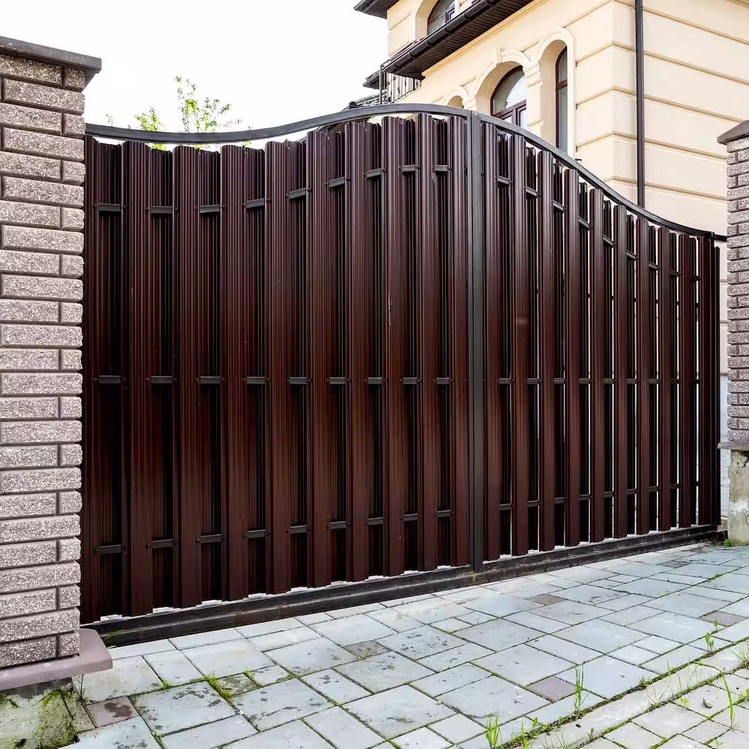 Egy trapézlemez kerítésepítő trapézlemez kerítés építés közben Bonyhádon
