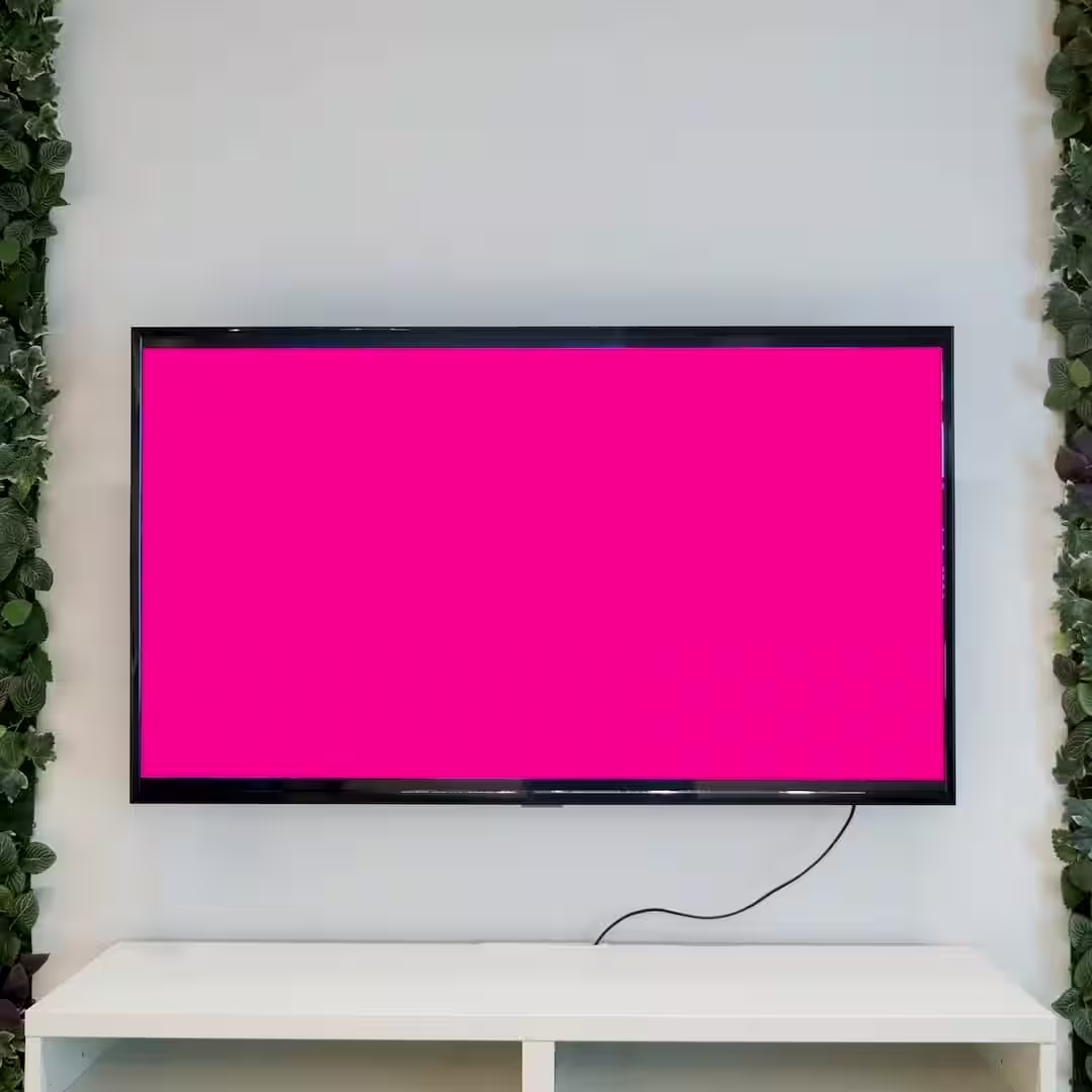 Egy ezermester tv fali konzol felszerelés közben Csongrádon