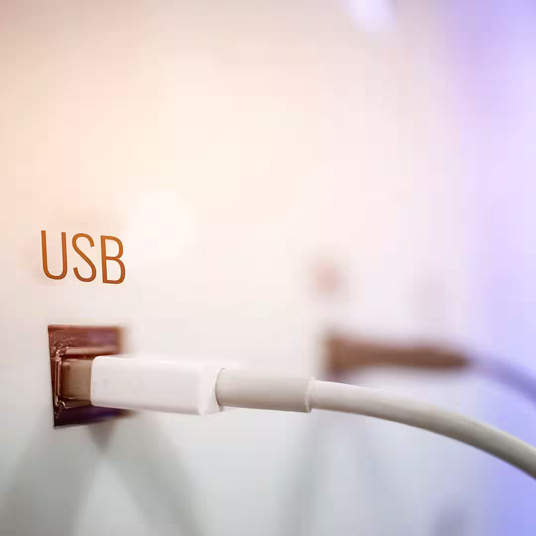 Egy villanyszerelő usb konnektor bekötése közben Bodajkon