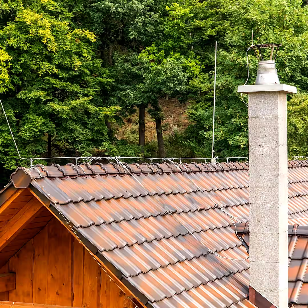Egy villanyszerelő villámvédelem családi házra közben Bonyhádon
