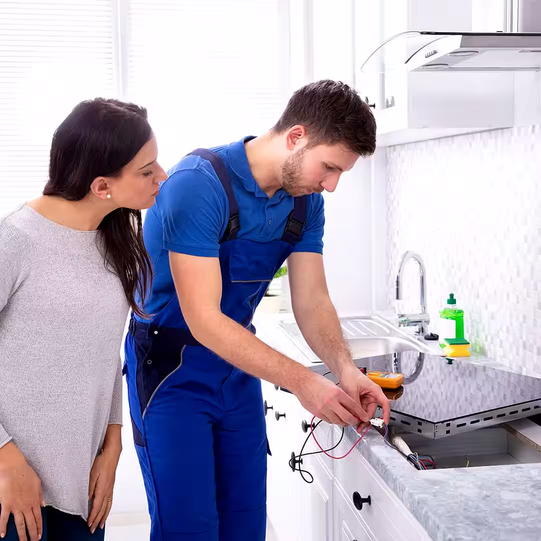 Egy villanyszerelő villanysütő bekötése közben Nagykállóen