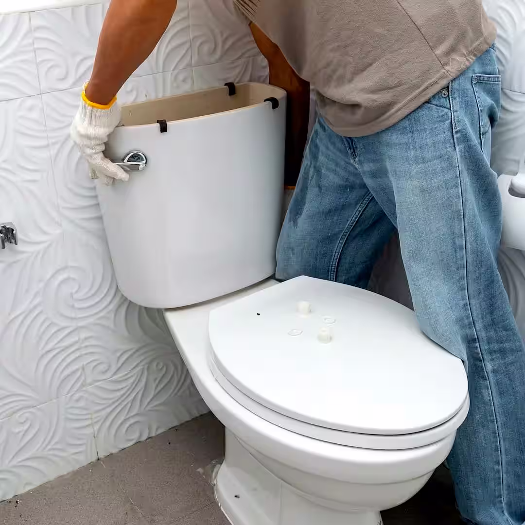 Egy szakember cseréli a wc-t, wc csere közben Bodajkon