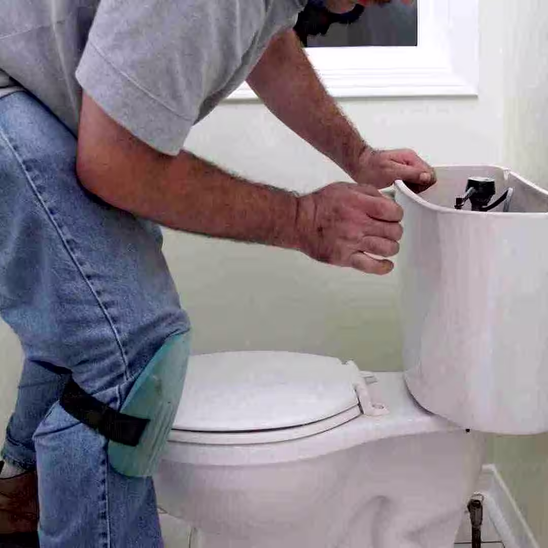 Egy wc csészecserét végző szakembernek, wc csésze cseréje közben Bodajkon
