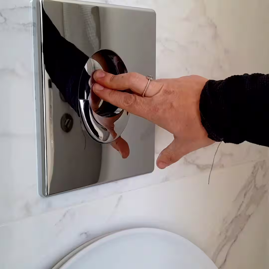 Egy szakember, aki végzi a wc lefolyójának kiépítését, wc lefolyó kiépítése közben Csengeren