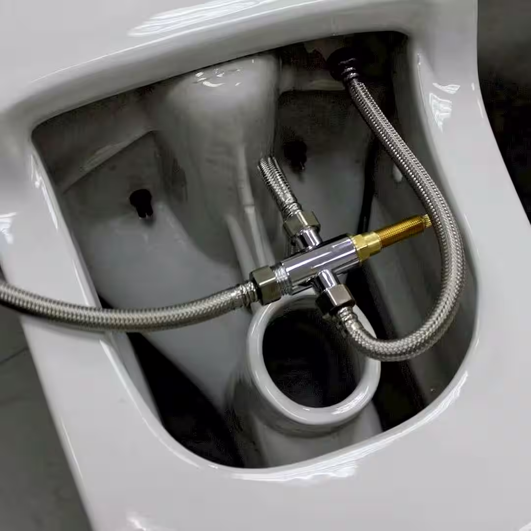 Egy wc tartály csatlakoztatása, wc tartály bekötése közben Hajdúsámsonban