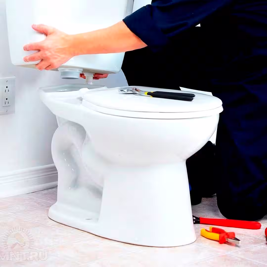 Egy szakember, aki végzi a wc tartály cseréjét, wc tartály csere közben Hajdúsámsonban