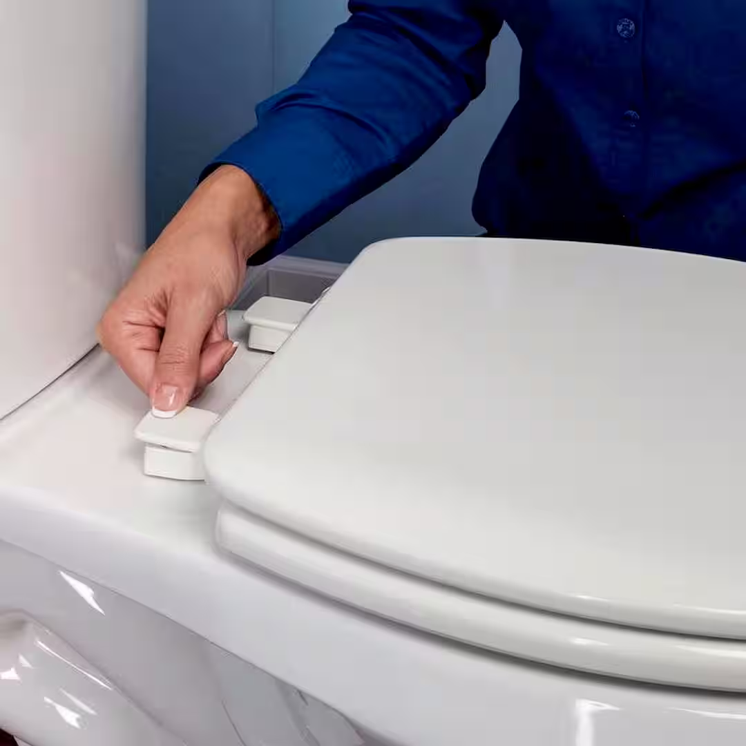 Egy szakember, wc ülőke magasító felszerelése közben Bonyhádon