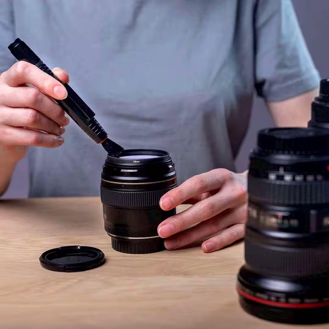 Egy fényképezőgép szerelő nikon fényképezőgép javítás közben Nyírteleken