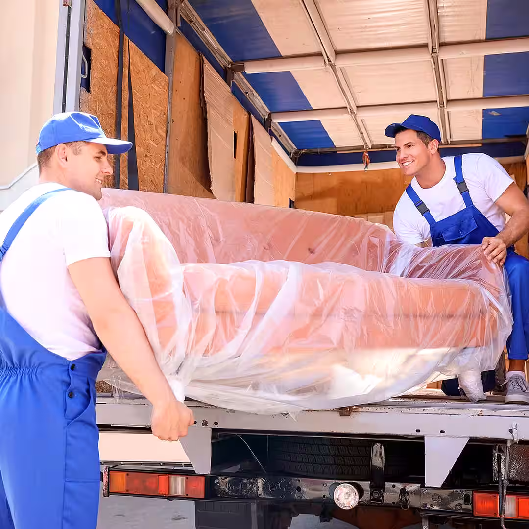 Egy teherszállító bútorszállítás közben Szigetszentmiklósen