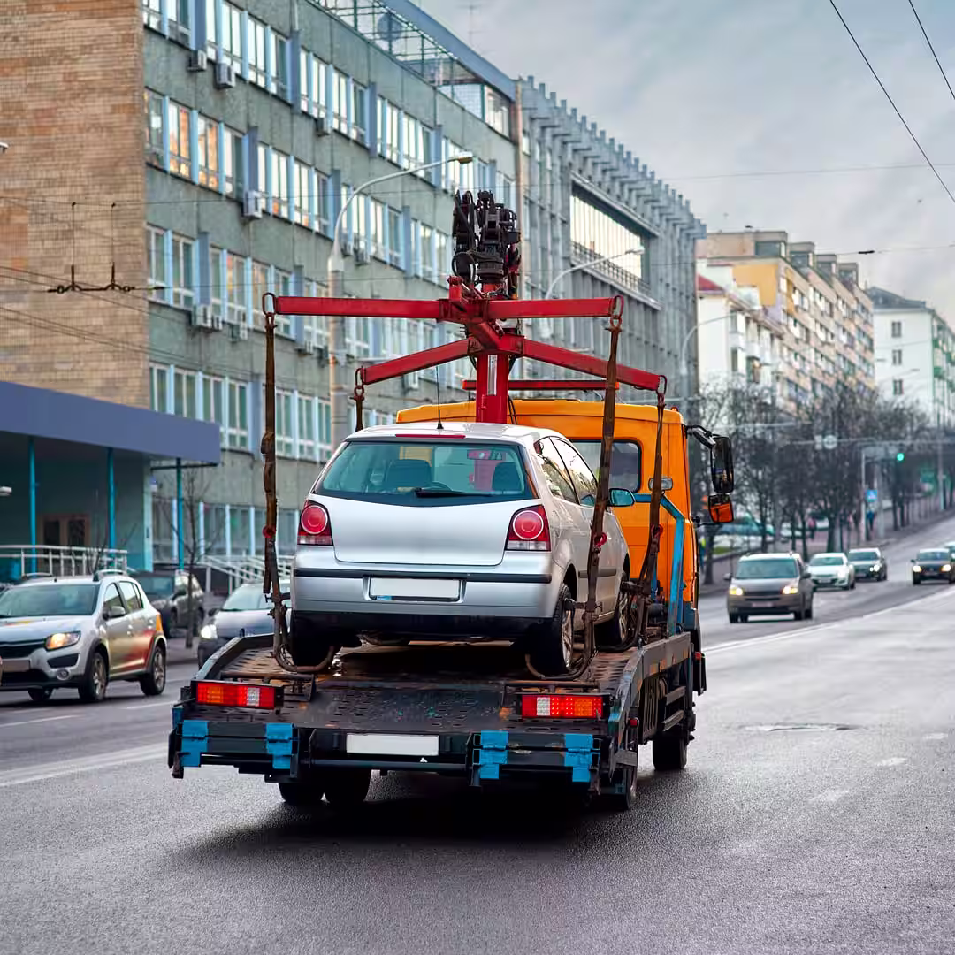 Egy autómentő darus autómentő közben Szigetszentmiklósen