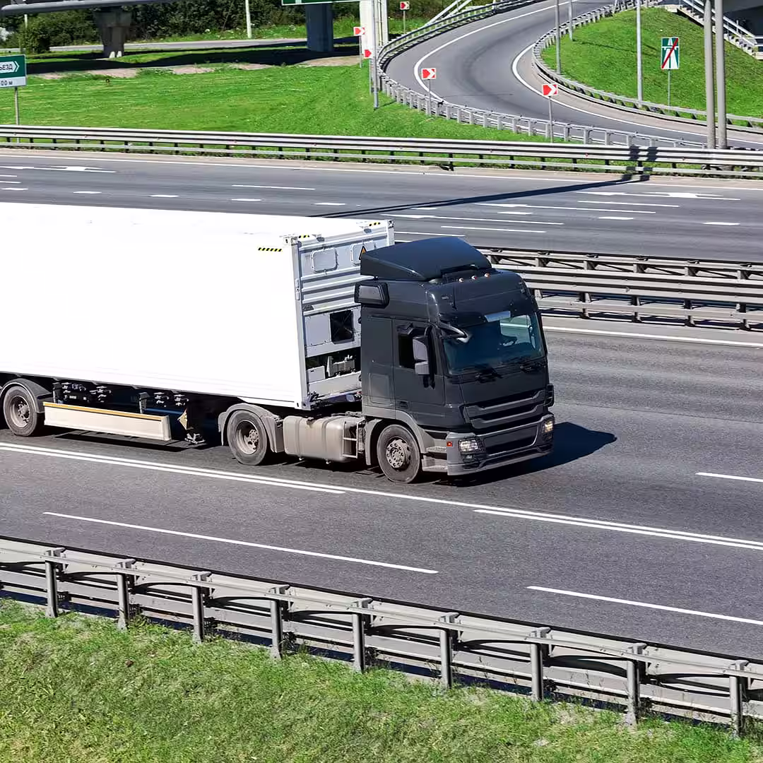 Egy teherszállító hűtő szállítás közben Bonyhádon