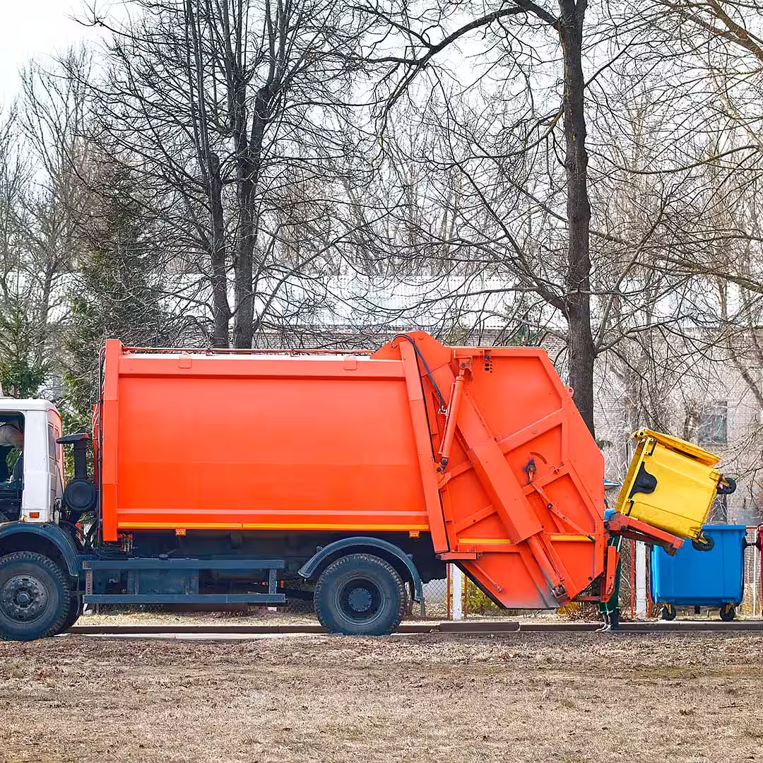 Egy szállító kommunális hulladék szállítás közben Kisköreen