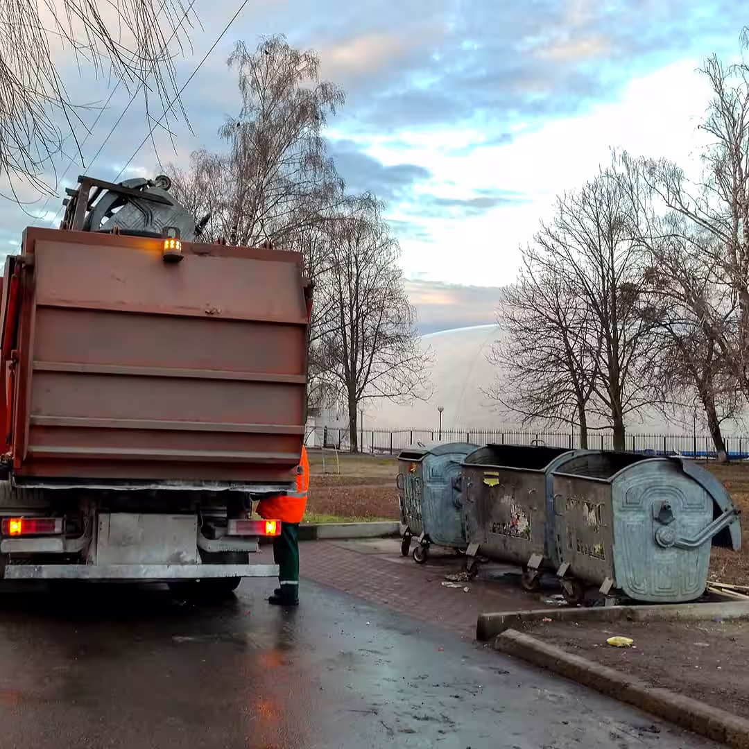 Egy teherszállító kuka szállítás közben Kisköreen