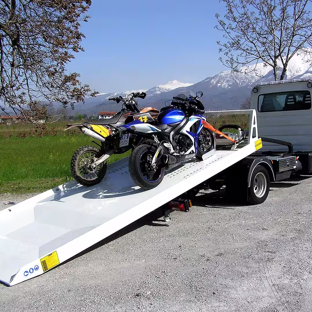 Egy autómentő motorszállítás közben Szigetszentmiklósen