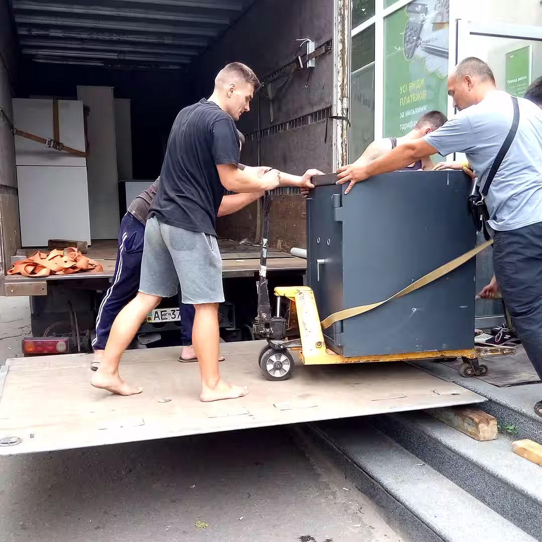 Egy teherszállító páncélszekrény szállítás közben Bonyhádon