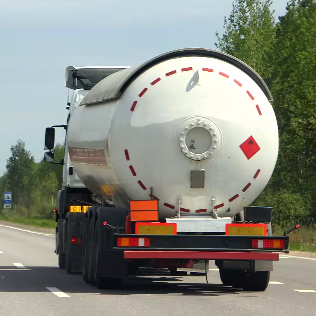 Egy szállító veszélyes áru szállítás közben Csengeren