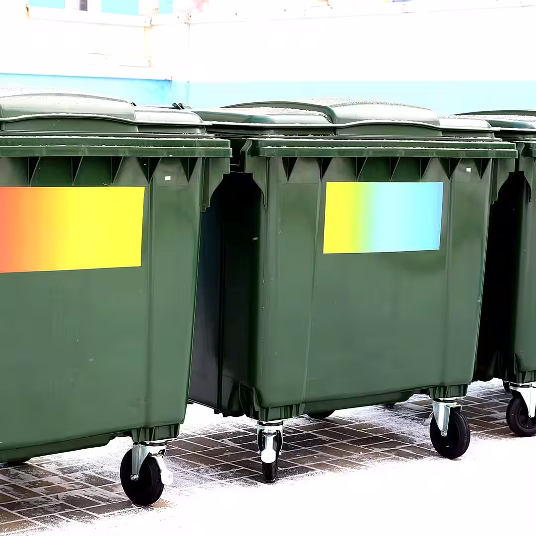 Egy szállító zöldhulladék konténer közben Kisköreen