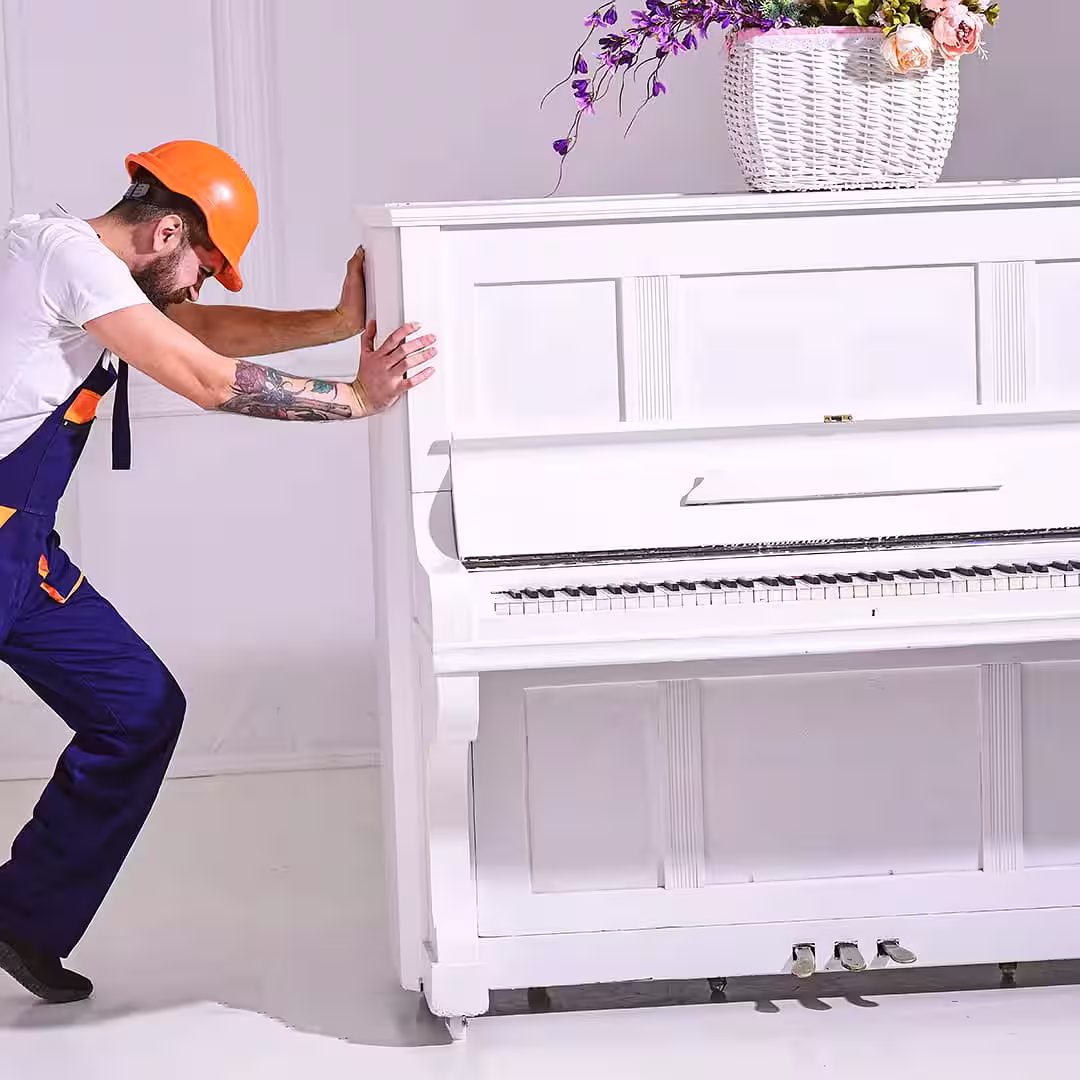 Egy teherszállító zongora szállítás közben Bonyhádon