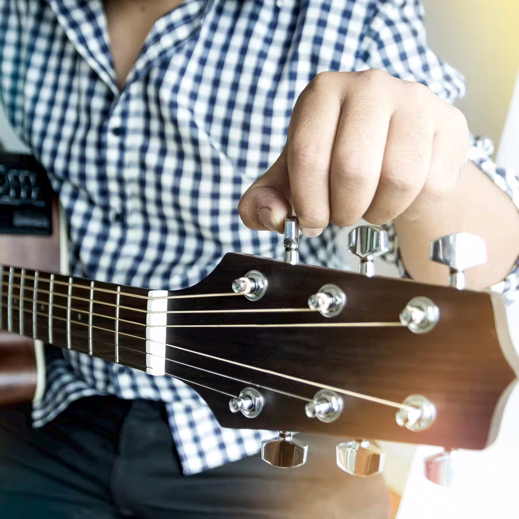 Egy hangszerész 8 húros gitár hangolás közben Mezőhegyesen