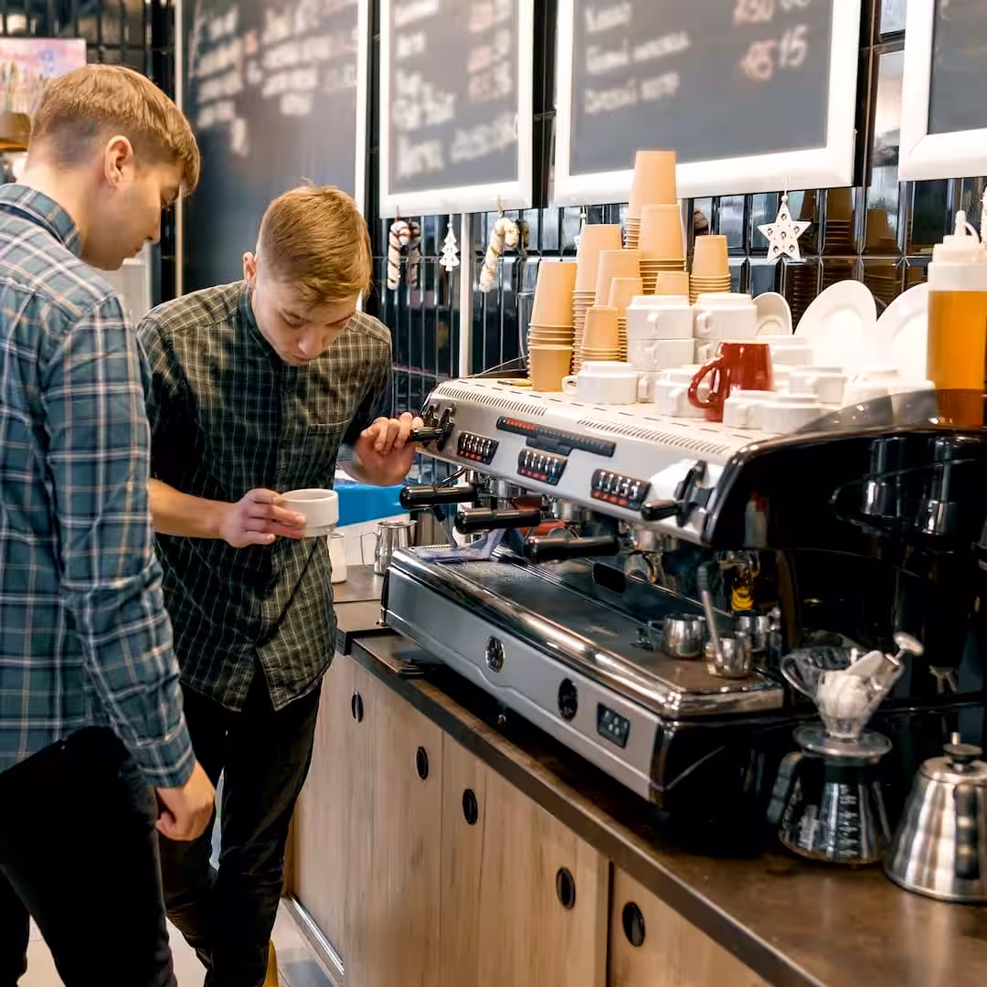 Egy oktató barista képzés közben Szigetszentmiklósen