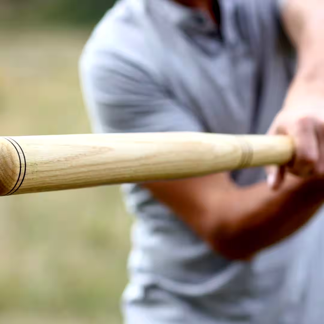 Egy sportedző baseball edzés közben Verpeléten