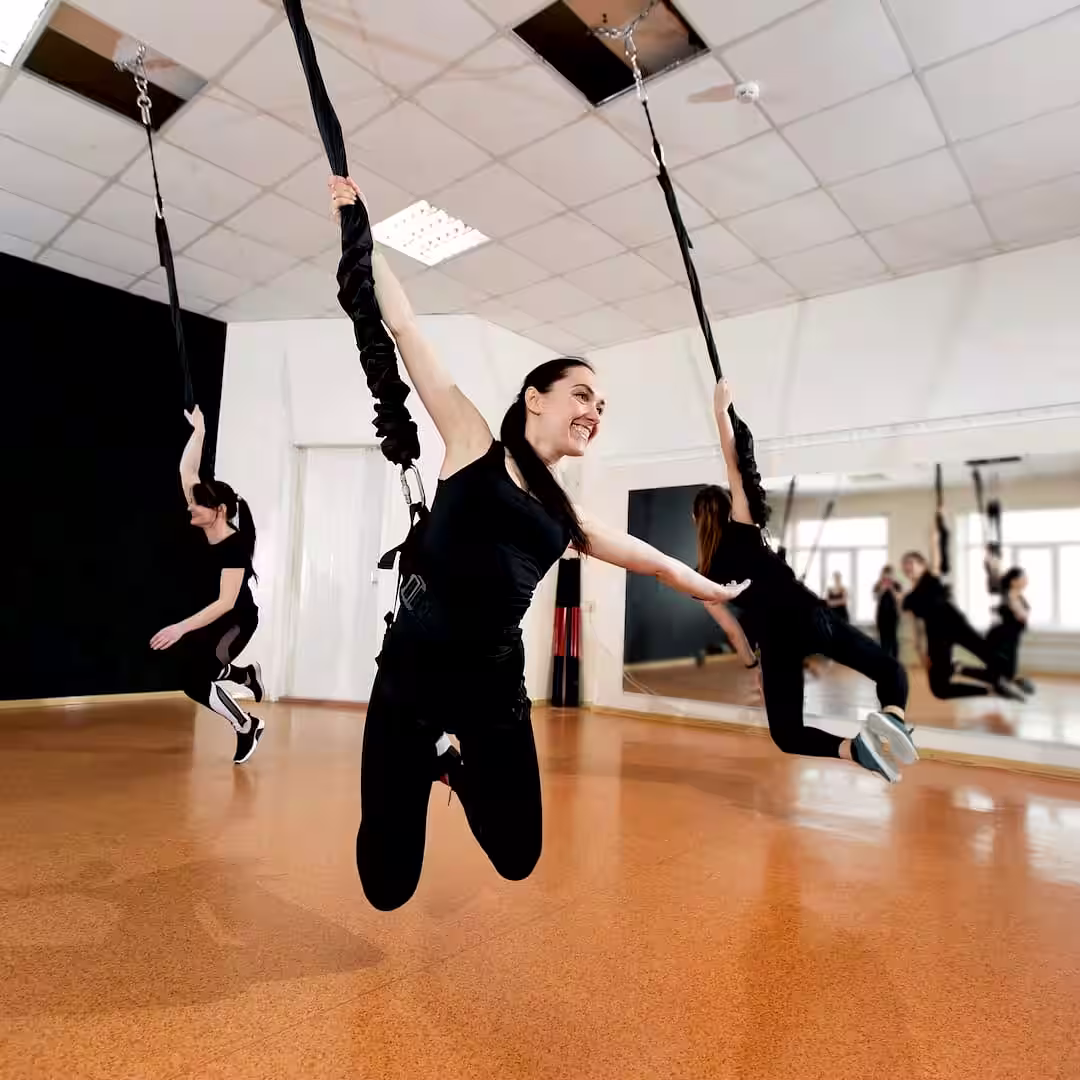Egy edző bungee fit edzés közben Csengeren