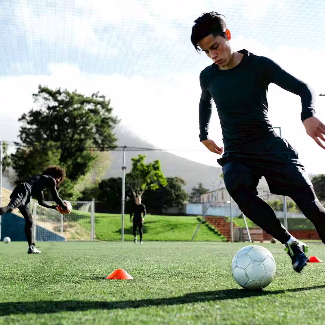 Egy sportedző futball edzés közben Szigetszentmiklósen