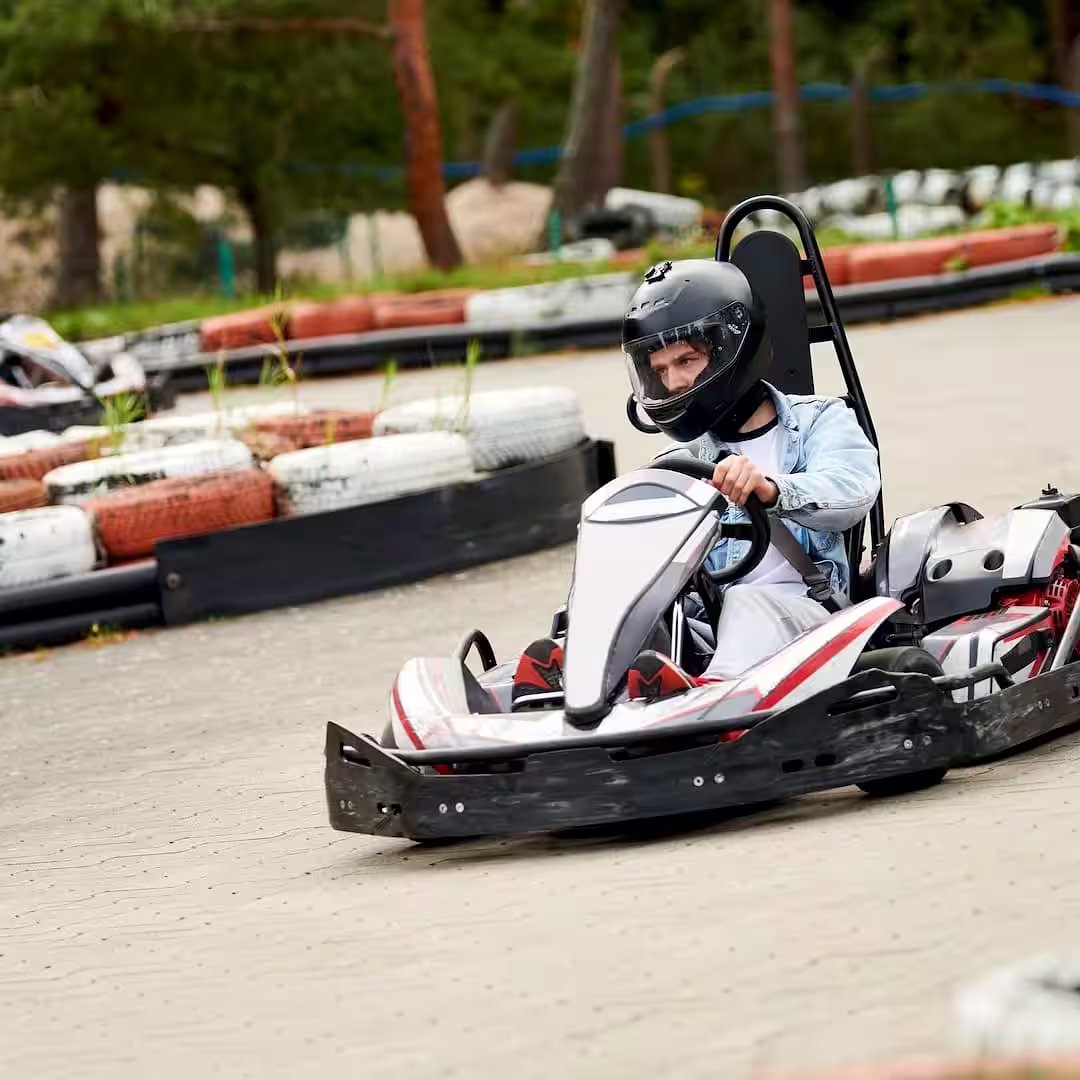 Egy sportedző gokart edzés közben Szerencsen