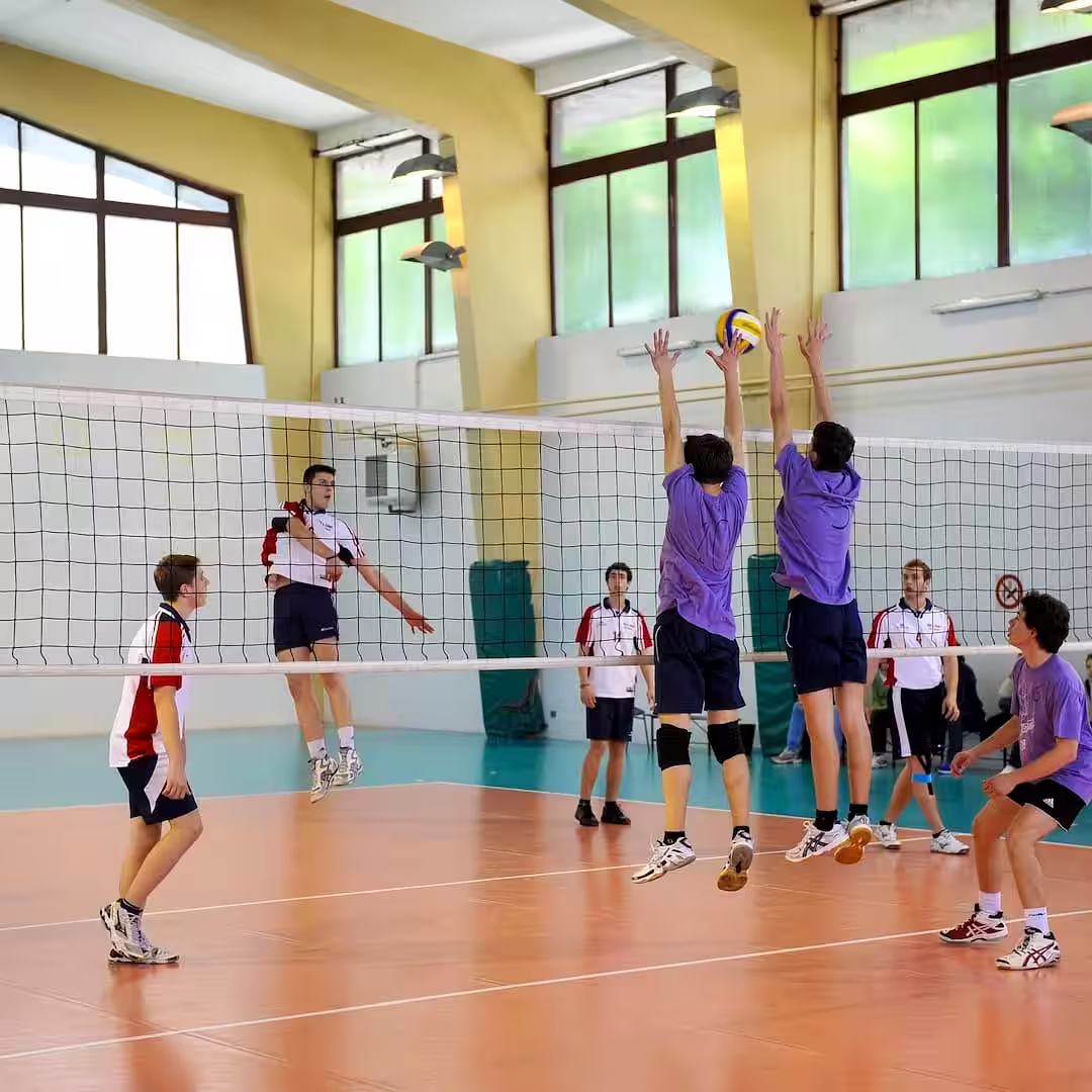 Egy sportedző hobbi röplabda edzés közben Baktalórántházán