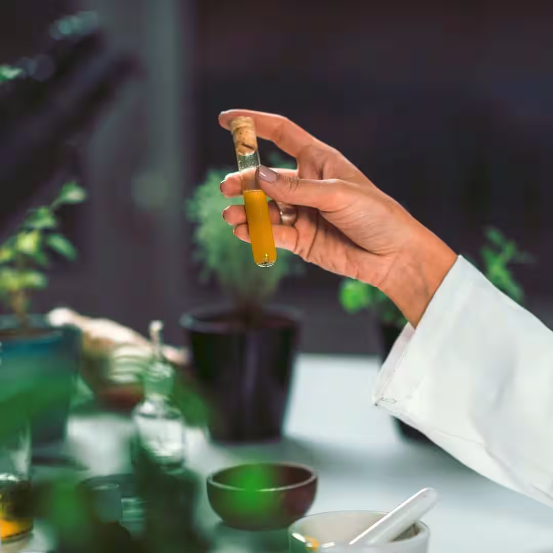Egy terapeuta homeopátiás kezelés közben Mátészalkan