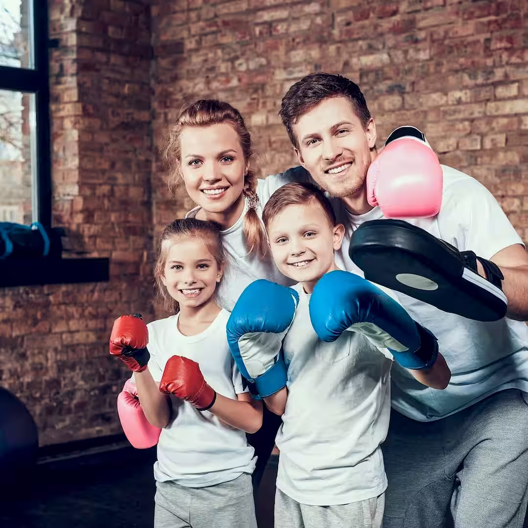 Egy személyi edző kezdő thai box edzés közben Szigetszentmiklósen
