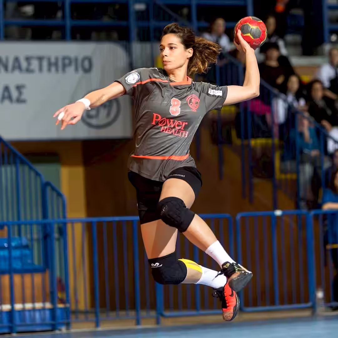 Egy sportedző kézilabda kapus edzés közben Verpeléten