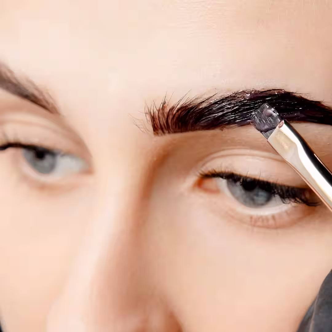 Egy kozmetikus microblading szemöldök tetoválás közben Csongrádon