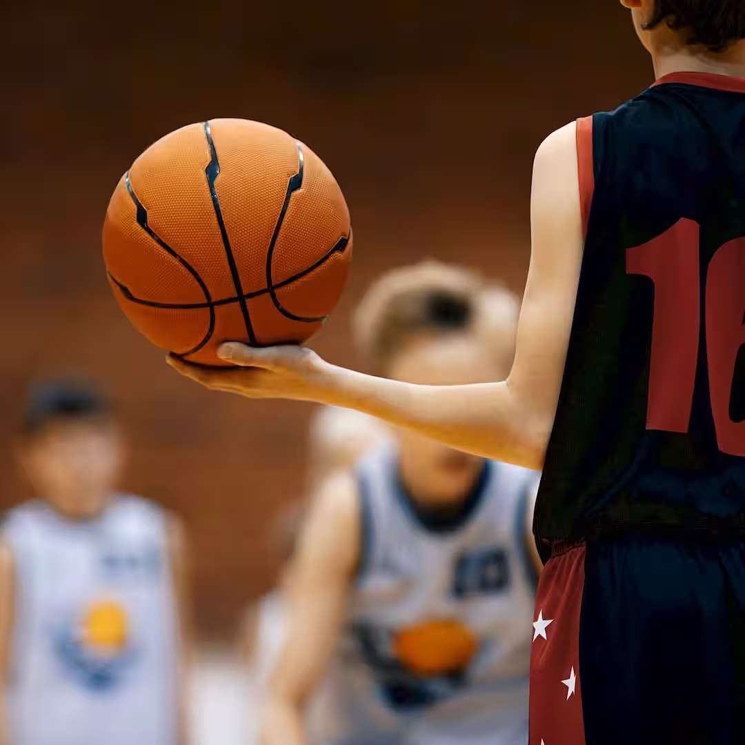 Egy sportedző női amatőr kosárlabda edzés közben Szerencsen