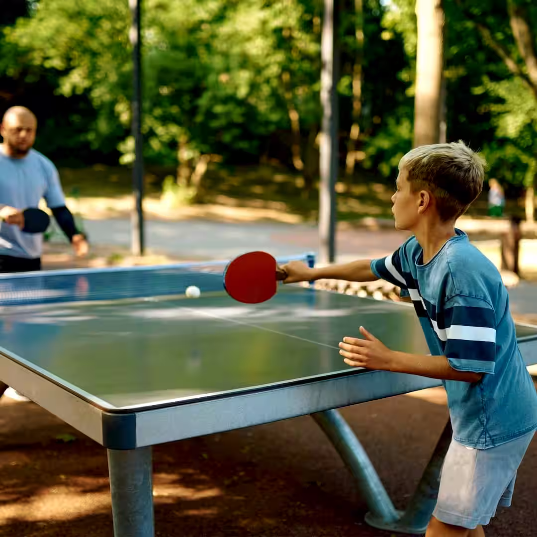 Egy sportedző ping pong edzés közben Szerencsen