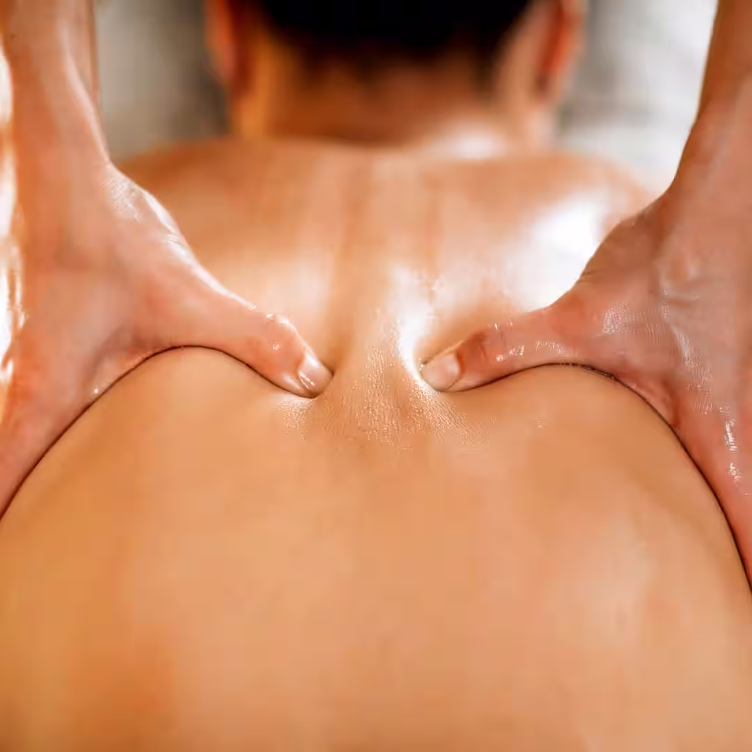 Egy masszőr relaxációs masszázs közben Bonyhádon