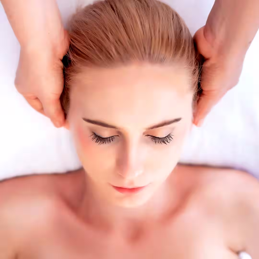 Egy masszőr shiatsu arcmasszázs közben Bonyhádon