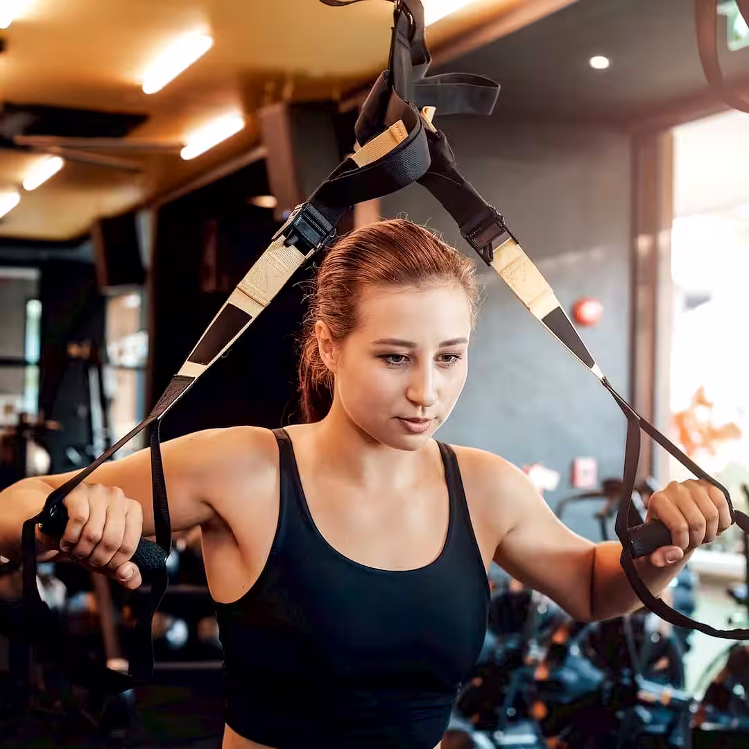 Egy edző spartan race edzés közben Baktalórántházán