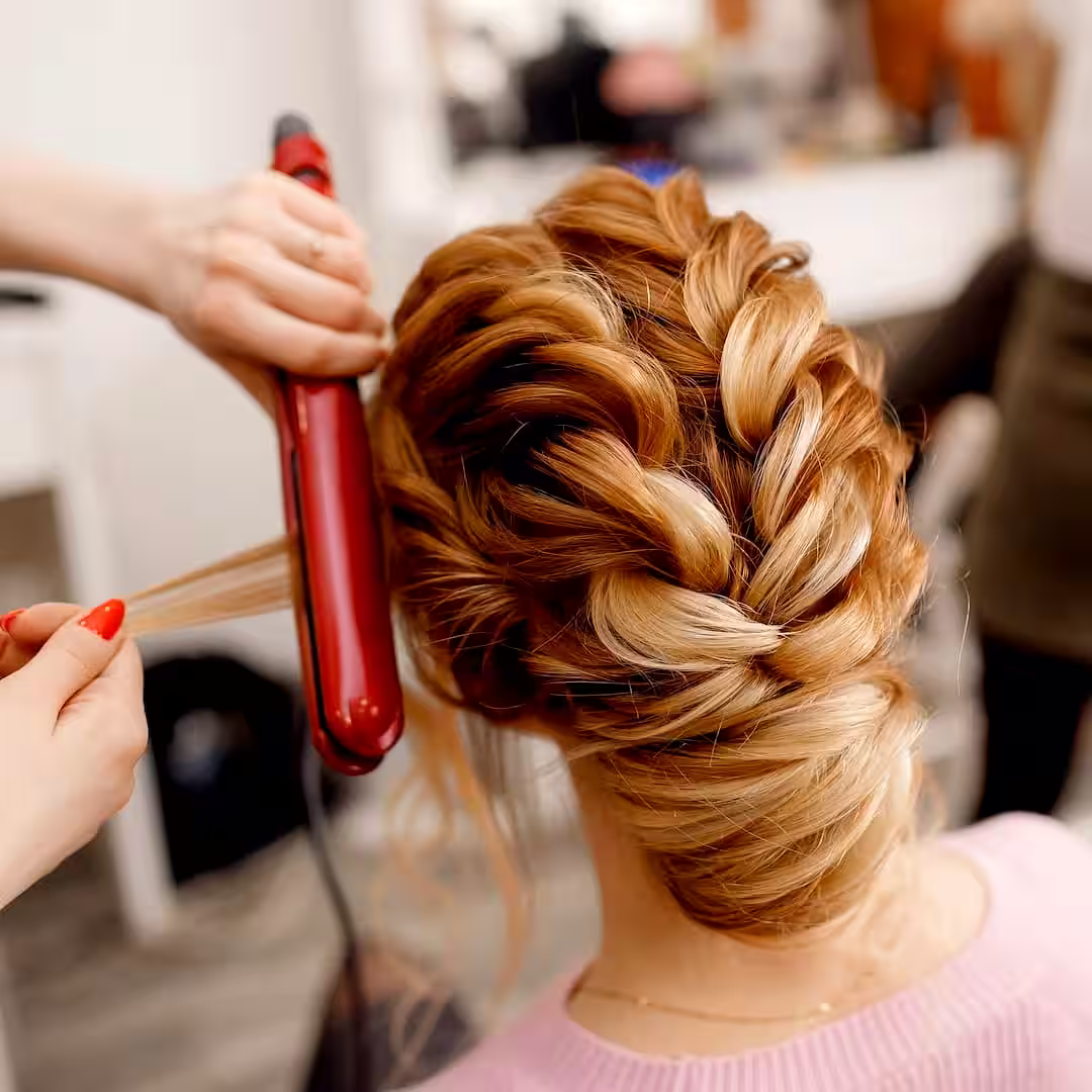 Egy oktató stylist képzés közben Szigetszentmiklósen