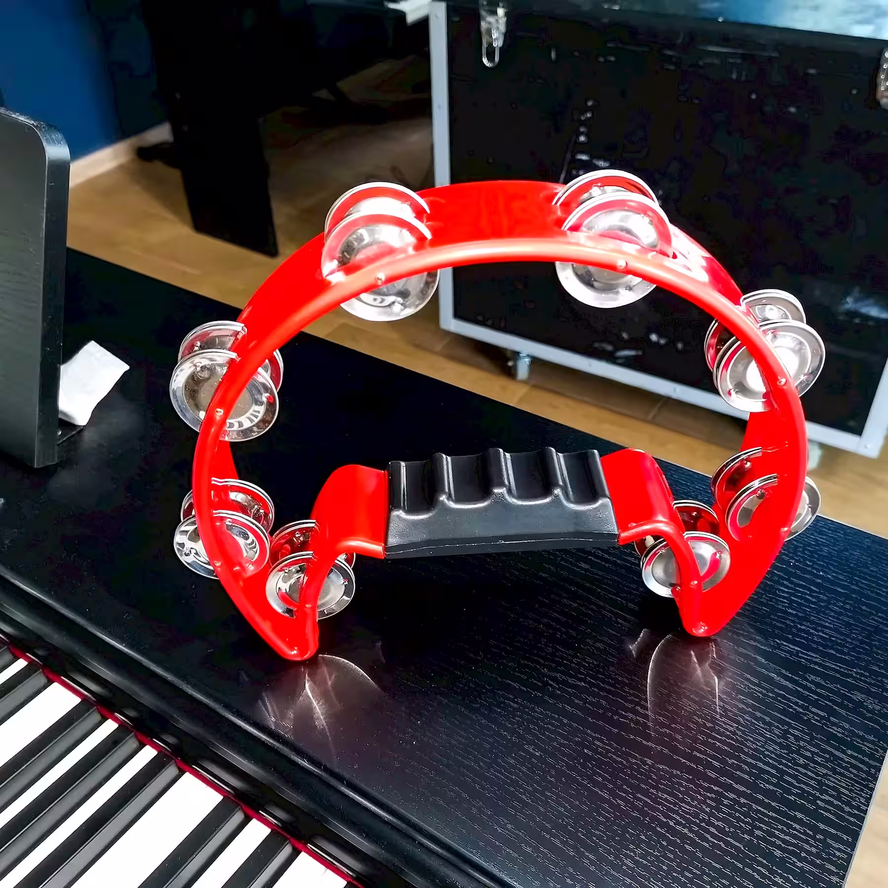 Egy hangszerész szájharmonika hangolás közben Bonyhádon
