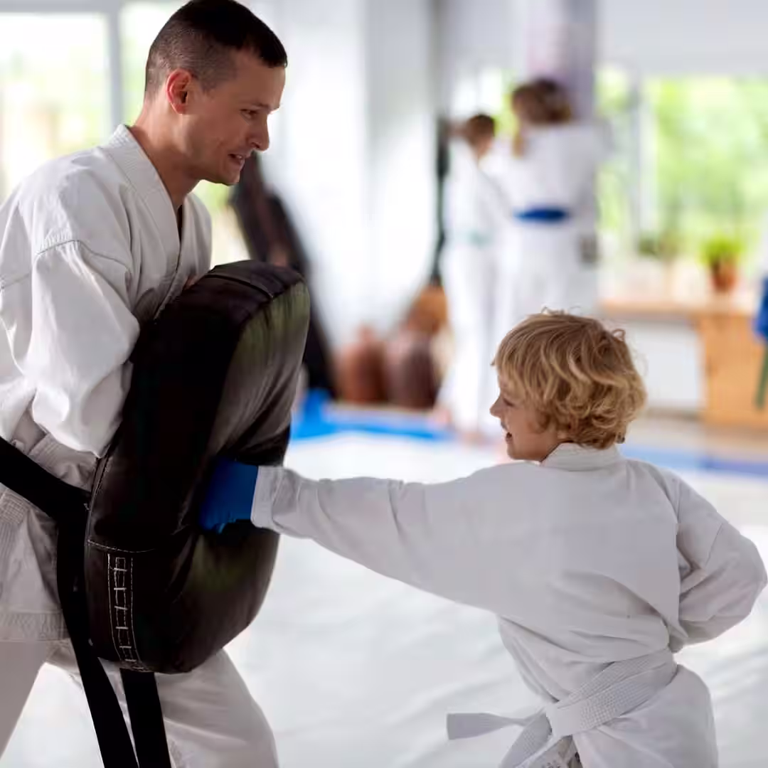 Egy edző taekwondo edzés gyerekeknek közben Szigetszentmiklósen